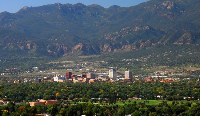 Uniform Services and Rentals in Colorado for Automotive, Healthcare, Hospitality, Retail and More