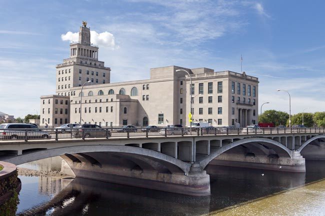 Uniform Services and Rentals in Cedar Rapids, Iowa for Automotive, Healthcare, Hospitality, Retail and More