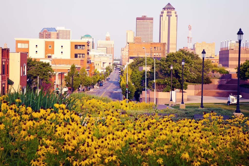 Uniform Services and Rentals in Des Moines, Iowa for Automotive, Healthcare, Hospitality, Retail and More